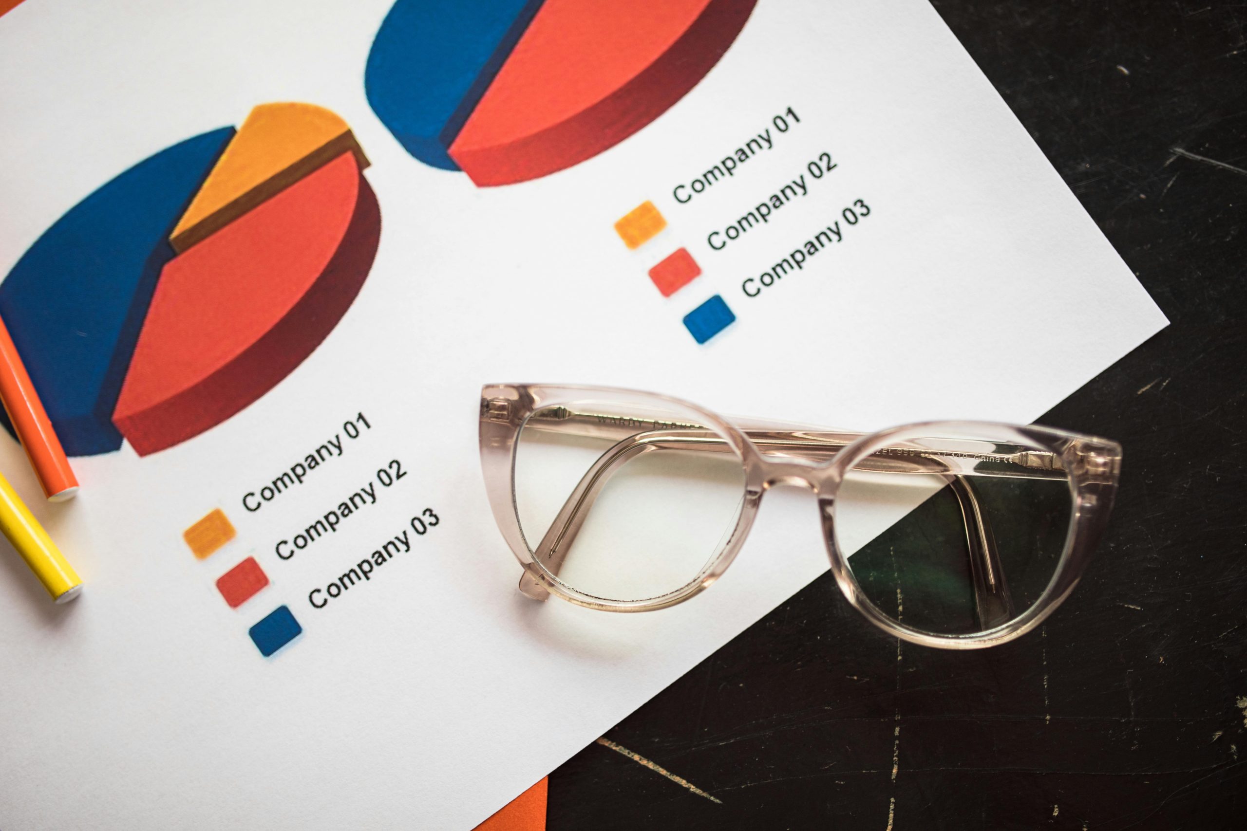 A comparison chart illustrating popular expense tracking apps versus manual methods
