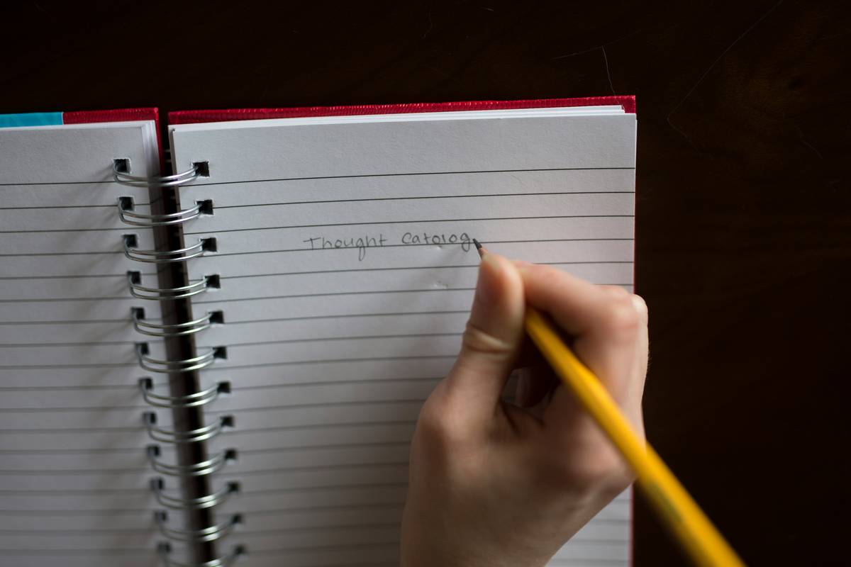 Diagram illustrating steps for manual expense tracking