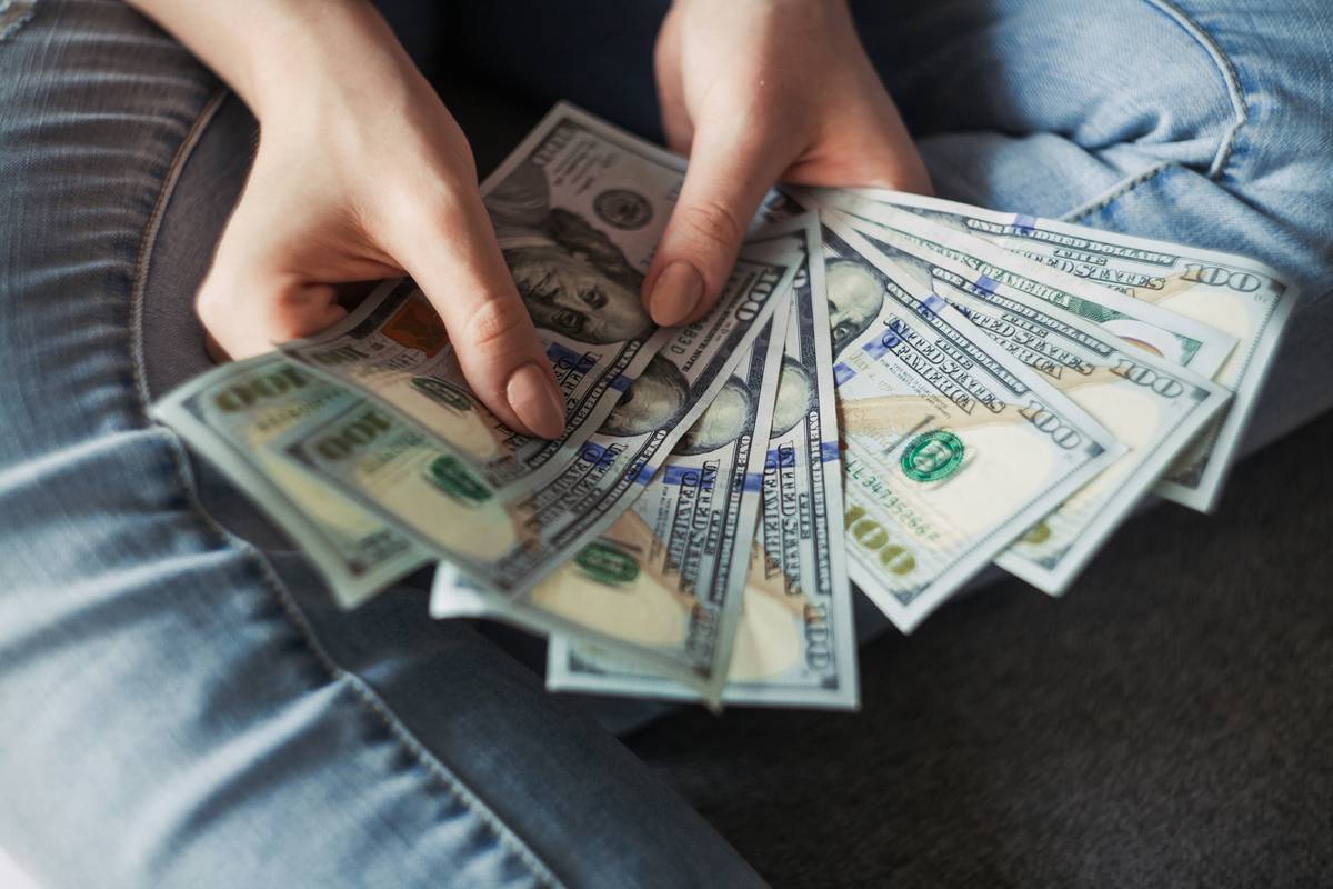 Infographic comparing traditional budgets vs zero-based budgets
