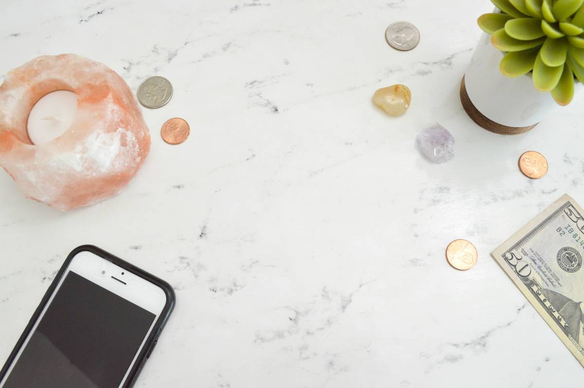 Screenshot showing popular expense tracking apps on a smartphone.